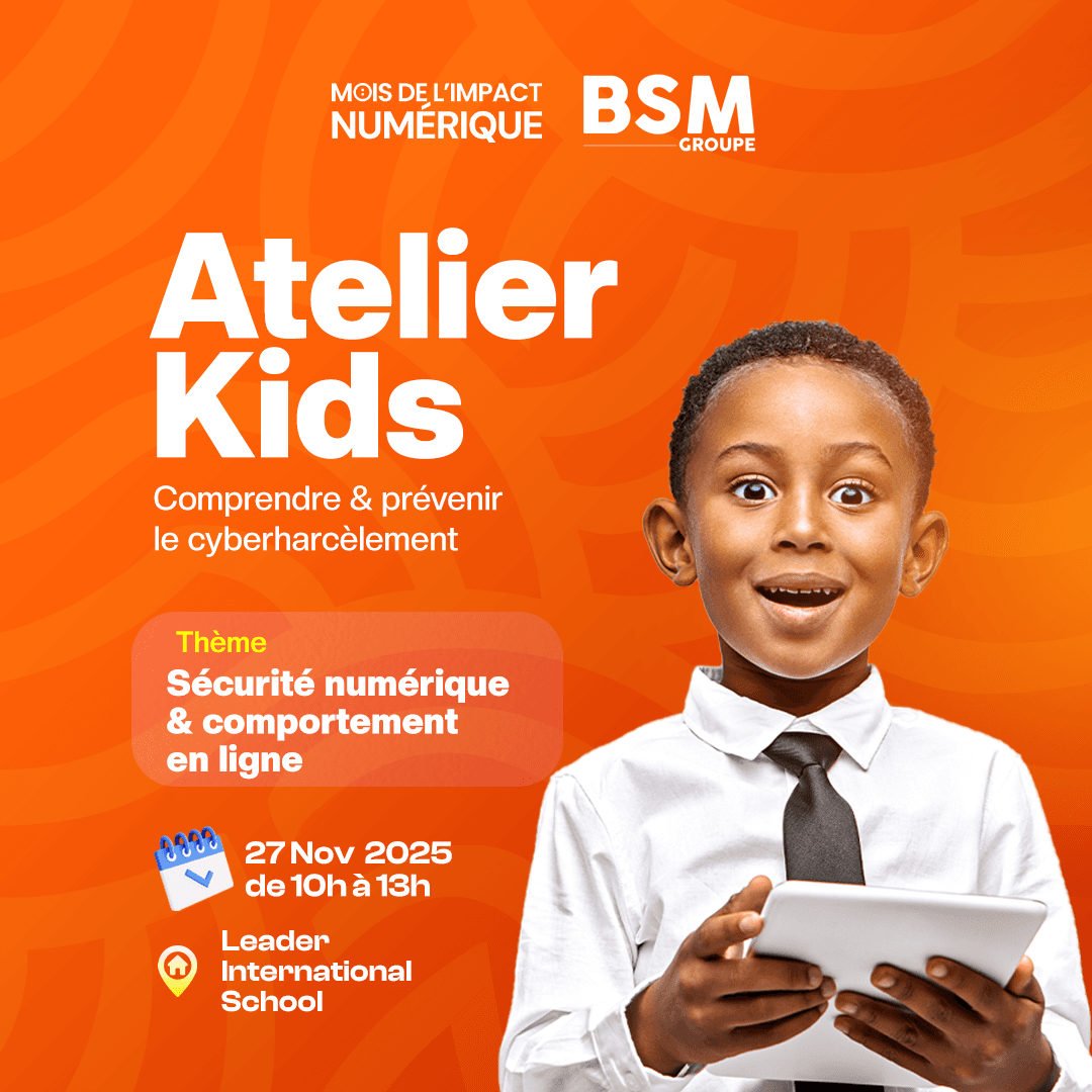 Un jeune garçon en chemise et cravate, surpris, tient une tablette.