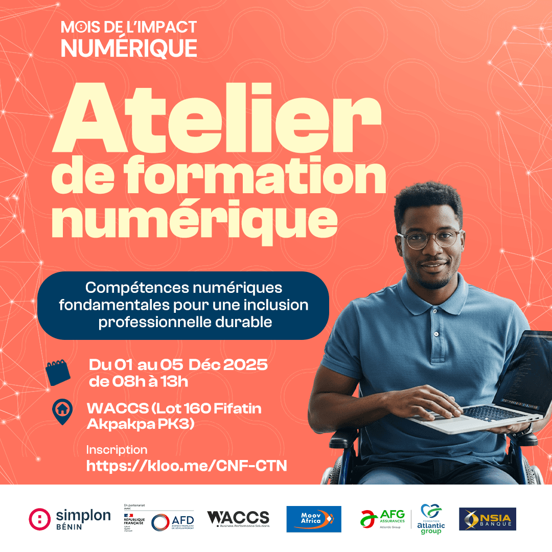 Jeune homme en fauteuil roulant tenant un ordinateur portable et souriant.