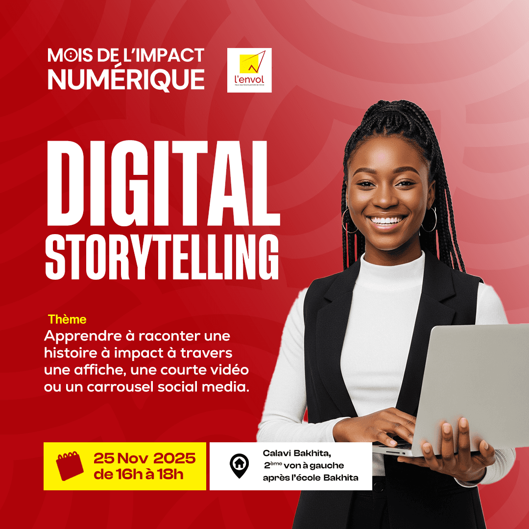 Une jeune femme en tenue professionnelle tient un ordinateur portable.