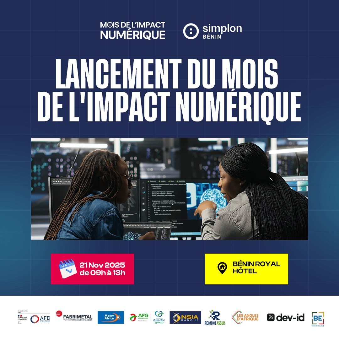 Deux femmes discutant devant des écrans de code dans un centre de données.